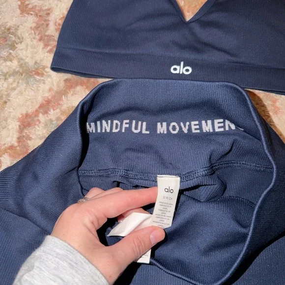 ALO WORKOUT SET - Picture 5 of 10